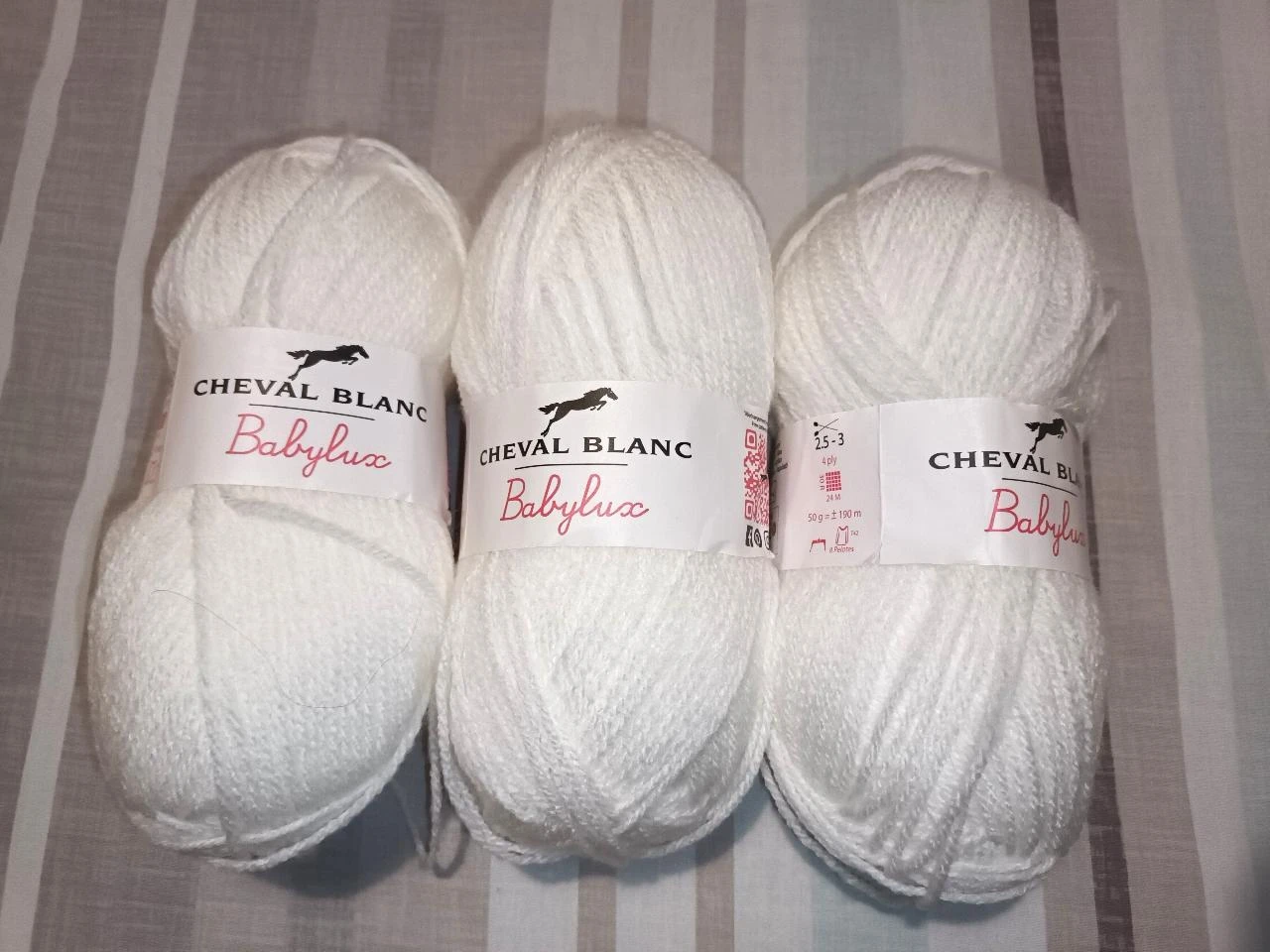 Lot de 3 pelotes de laine blanche